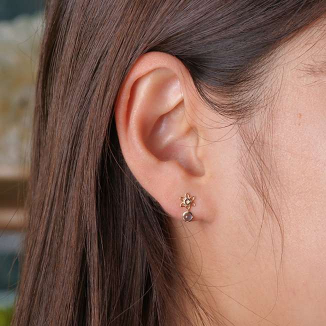 Aros de Jasmine en oro amarillo K10 y topacio