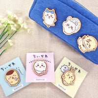 Pin de madera de Chiikawa