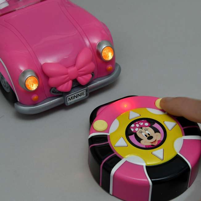 Auto a control remoto de Minnie con luces y sonidos