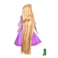 Muñeca clásica de Rapunzel con figura de Pascal