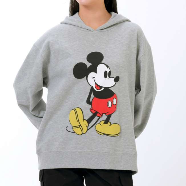 Polerón gris de Mickey en pose de pie