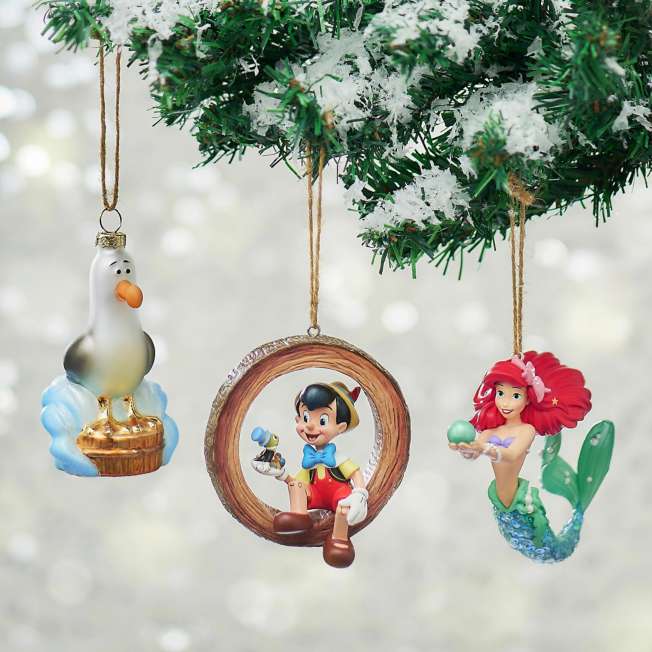 Adorno navideño de Ariel con lentejuelas