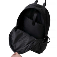 Mochila negra de Mickey Mouse en pose de pie