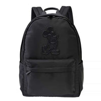 Mochila negra de Mickey Mouse en pose de pie