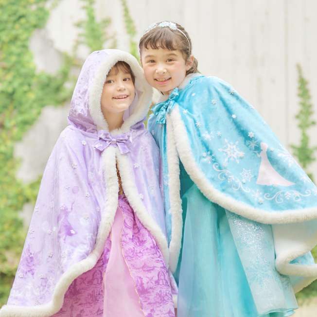 Capa infantil con capucha de Elsa