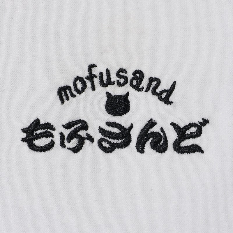 Polera blanca Mofusand con diseño de sushi