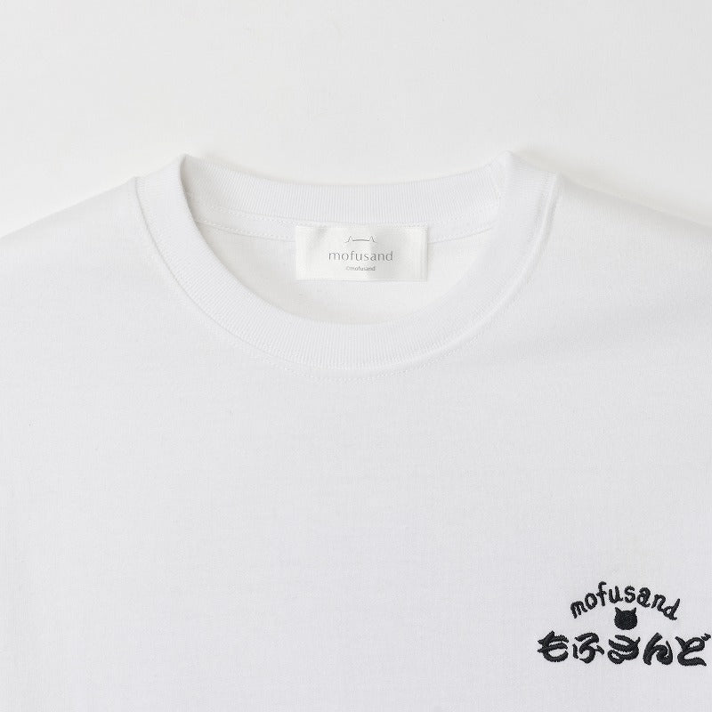 Polera blanca Mofusand con diseño de sushi