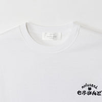Polera blanca Mofusand con diseño de sushi