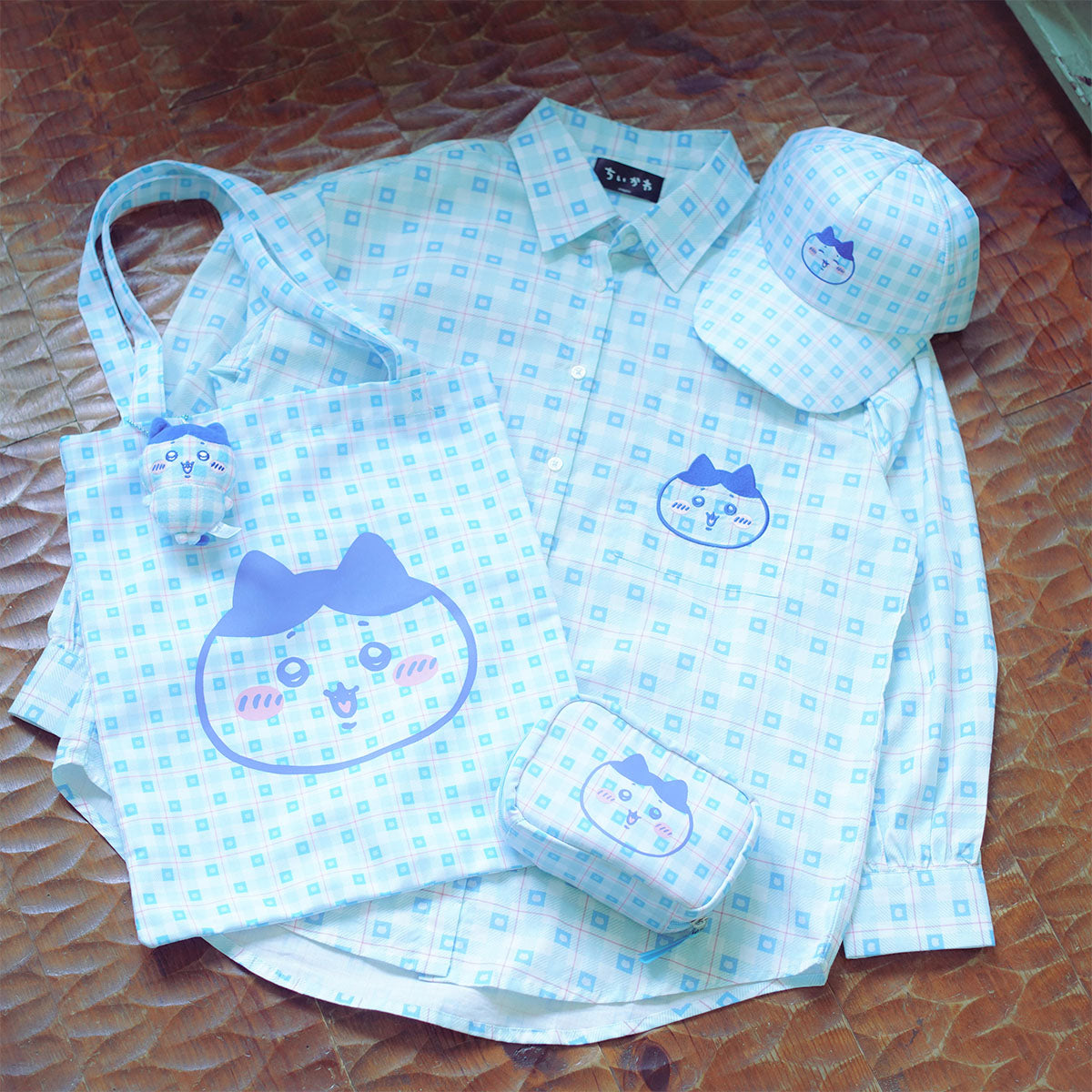 Camisa a cuadros azul de Hachiware - Chiikawa