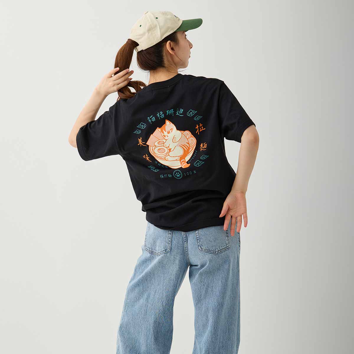 Polera negra mofusand estilo chino con ramen