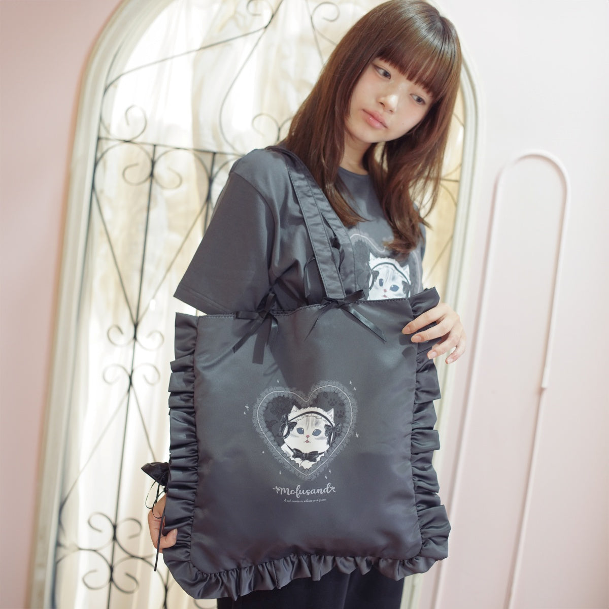Bolso Mofusand estilo balletcore con gato de lazo negro