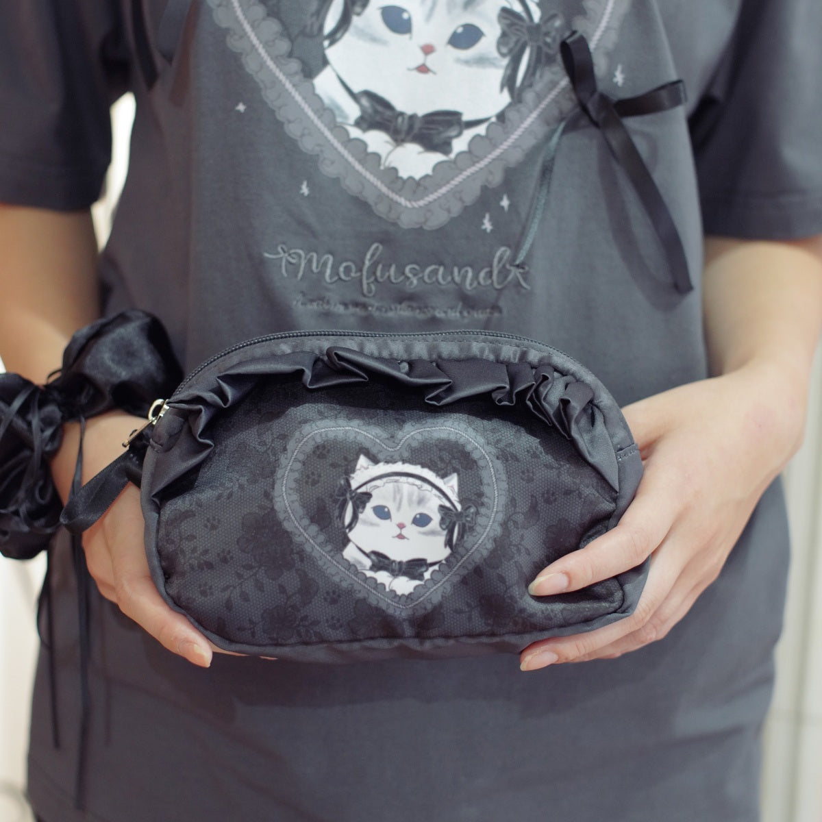 Estuche Mofusand estilo balletcore negro