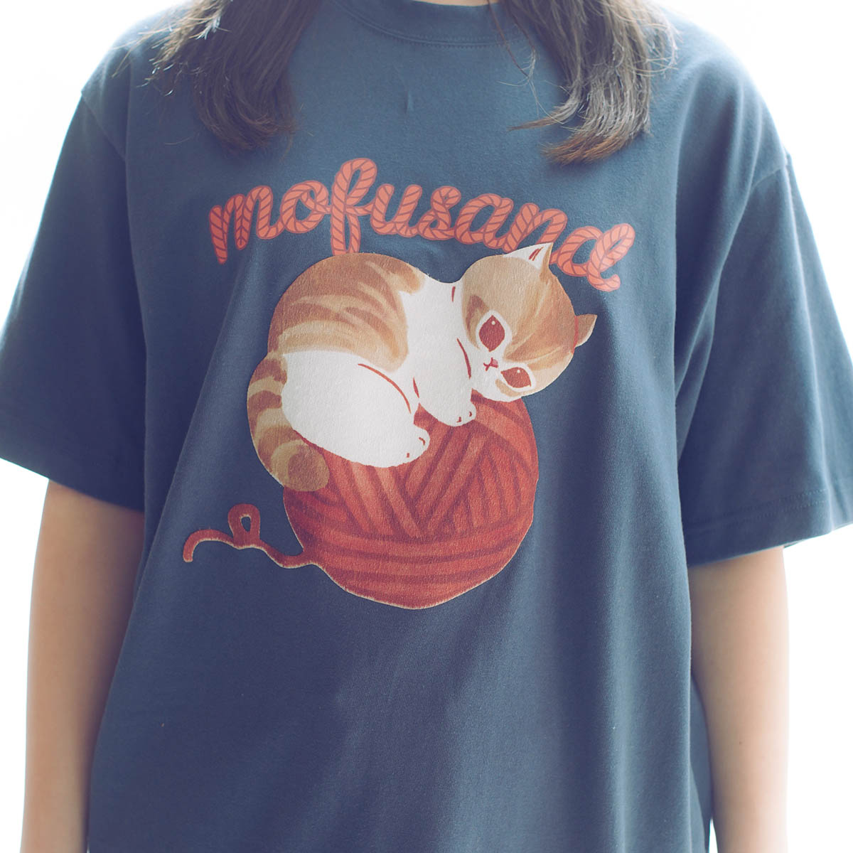 Polera azul marino Mofusand con gato y ovillo de lana