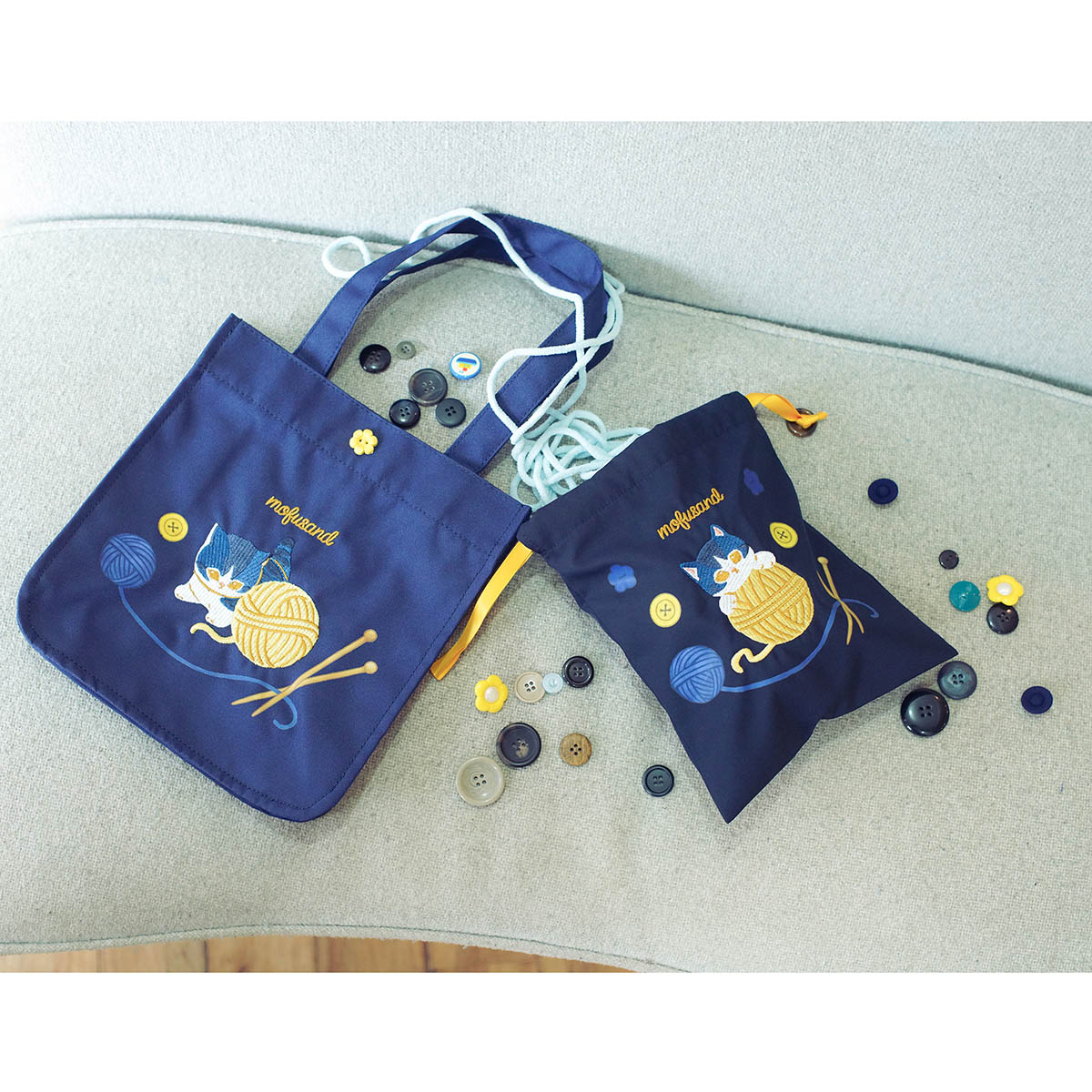 Lonchera tote mofusand con gato jugando, azul marino