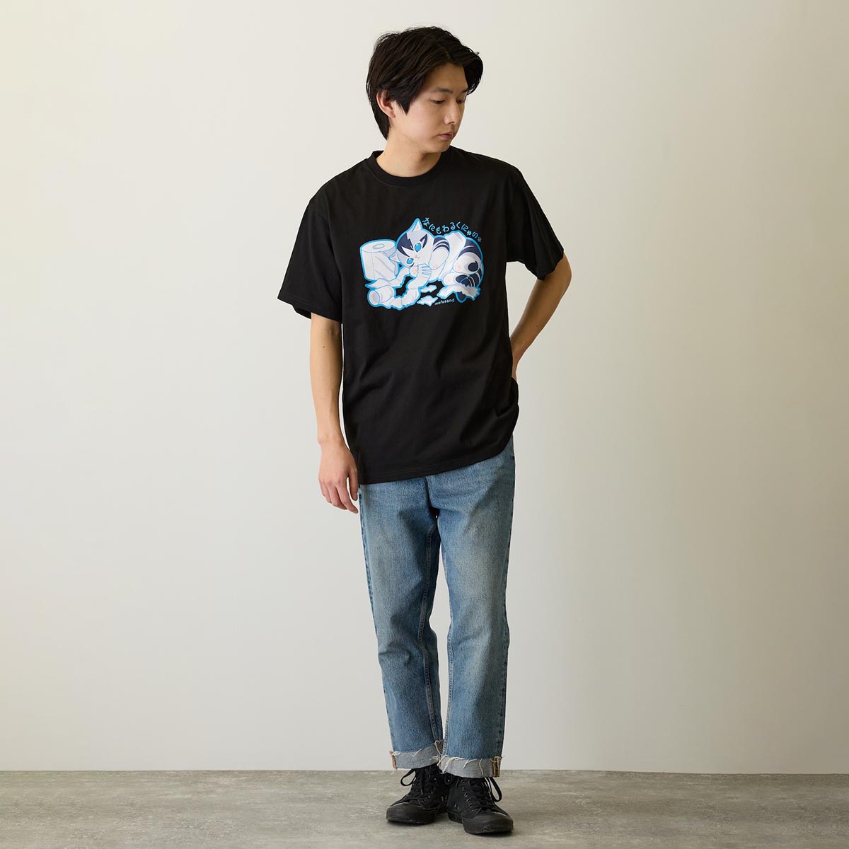 Polera negra mofusand: gato amante del papel higiénico