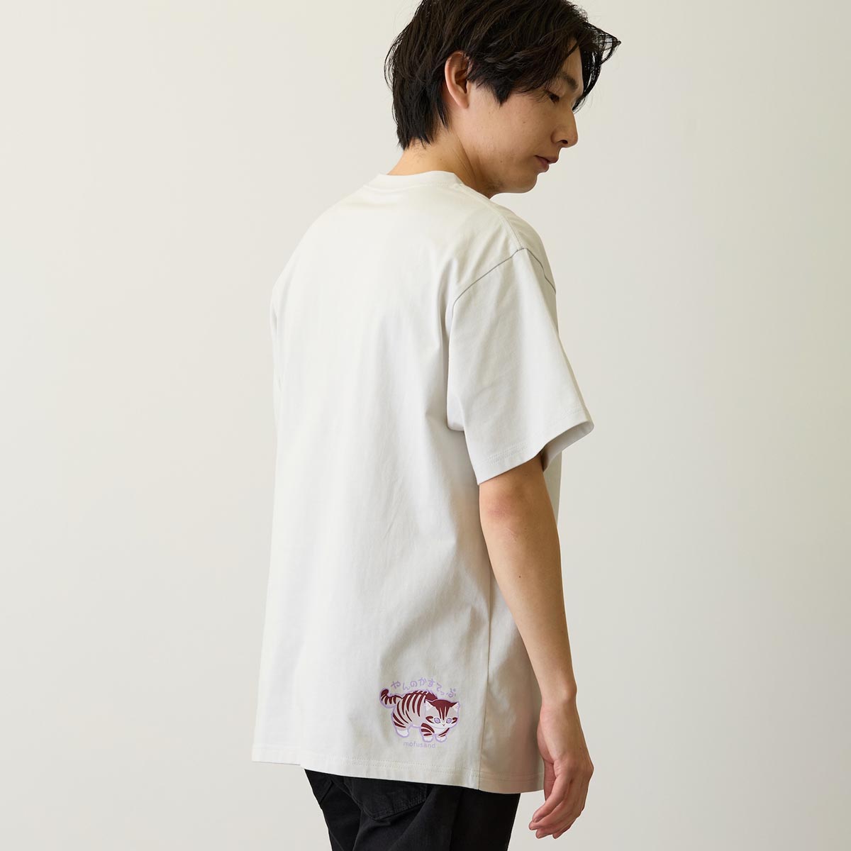 Polera gris Mofusand: gato fan del florero