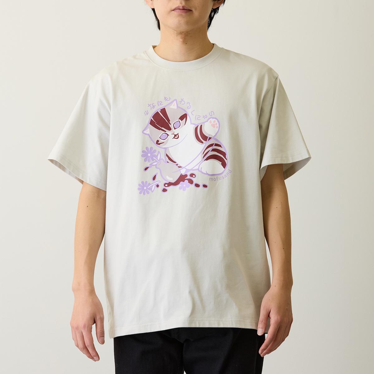 Polera gris Mofusand: gato fan del florero