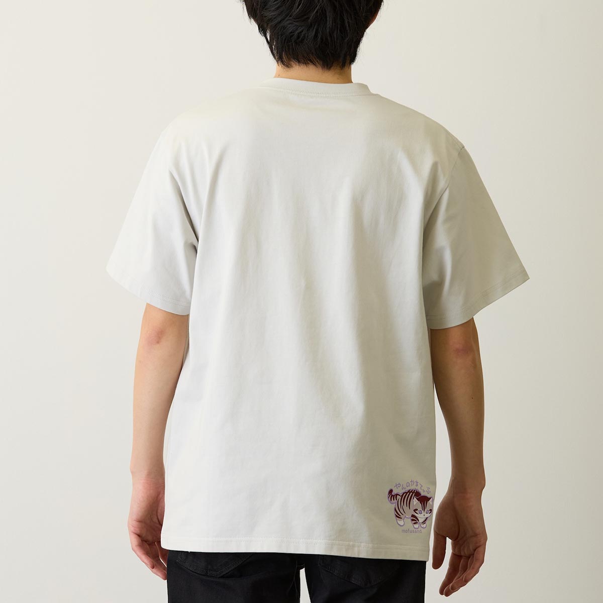Polera gris Mofusand: gato fan del florero