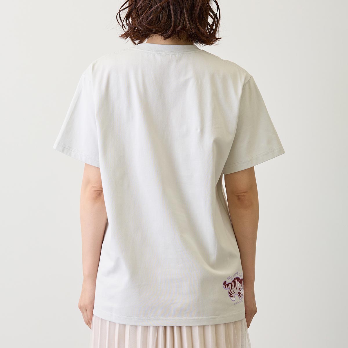 Polera gris Mofusand: gato fan del florero