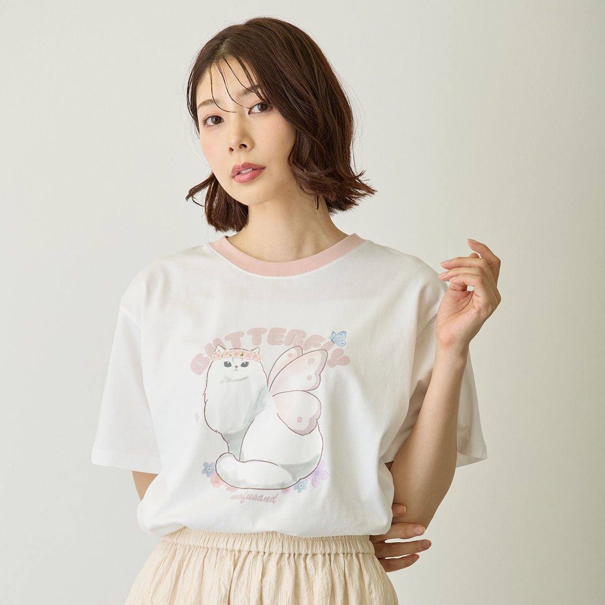 Polera blanca Mofusand Gatito Mariposa
