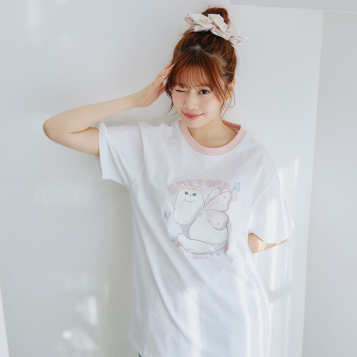 Polera blanca Mofusand Gatito Mariposa