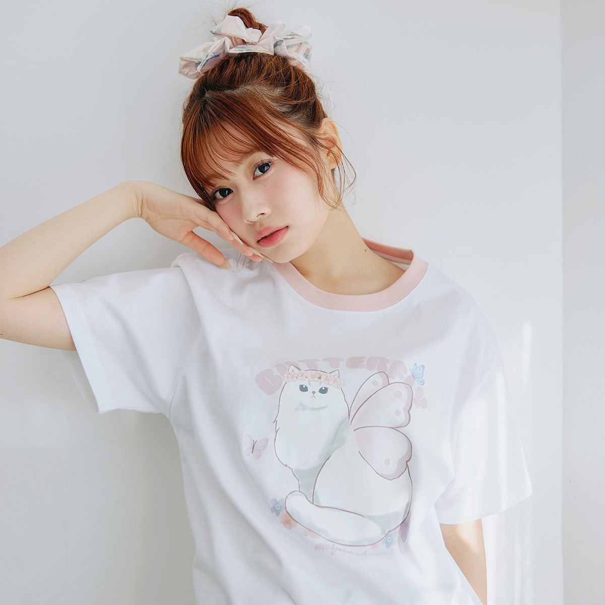 Polera blanca Mofusand Gatito Mariposa