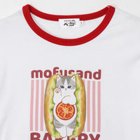Polera blanca Mofusand: gato sándwich de pan