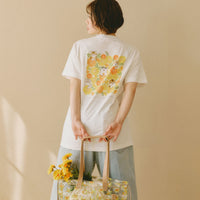 Polera blanca Mofusand x Hibiya Kadan con caléndulas