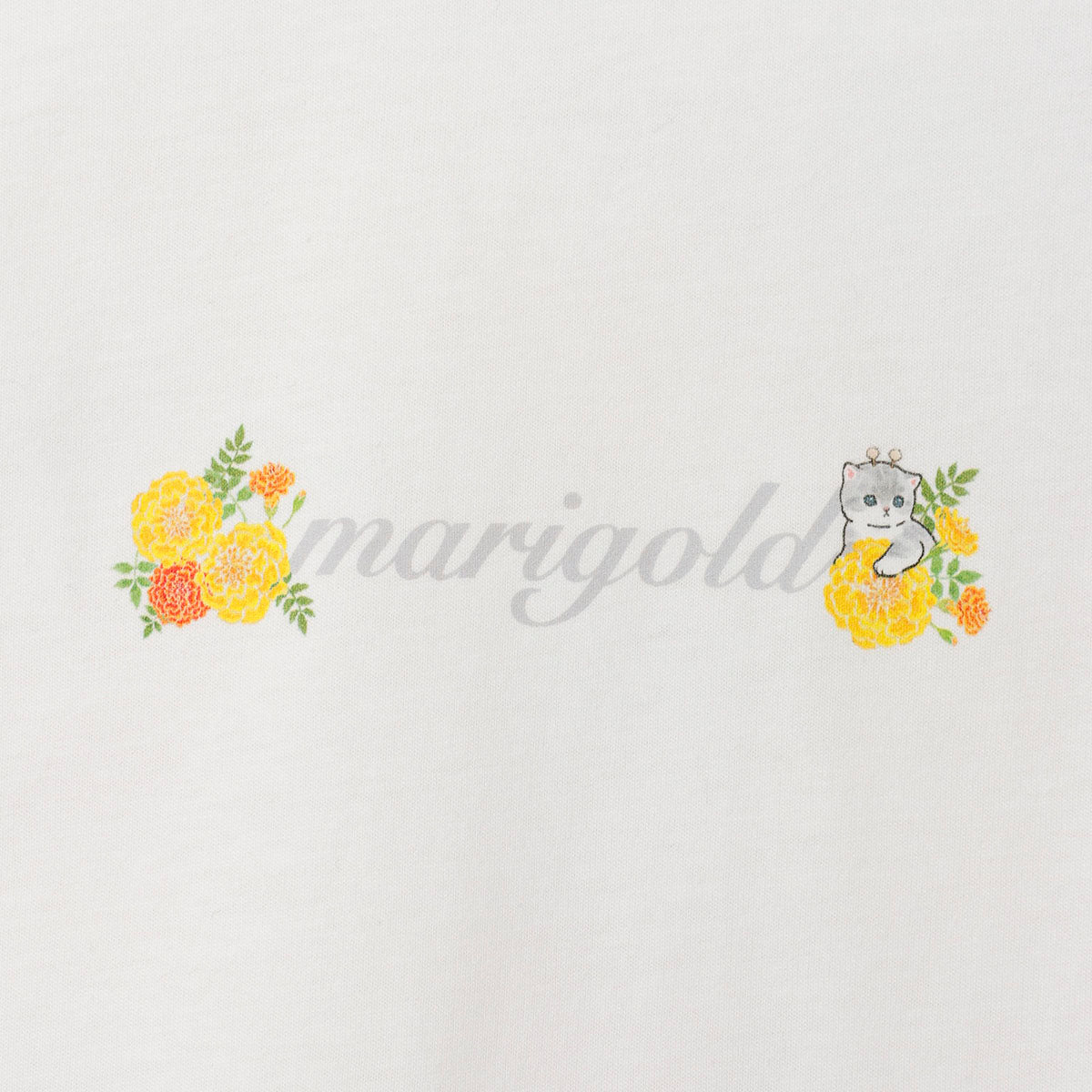 Polera blanca Mofusand x Hibiya Kadan con caléndulas
