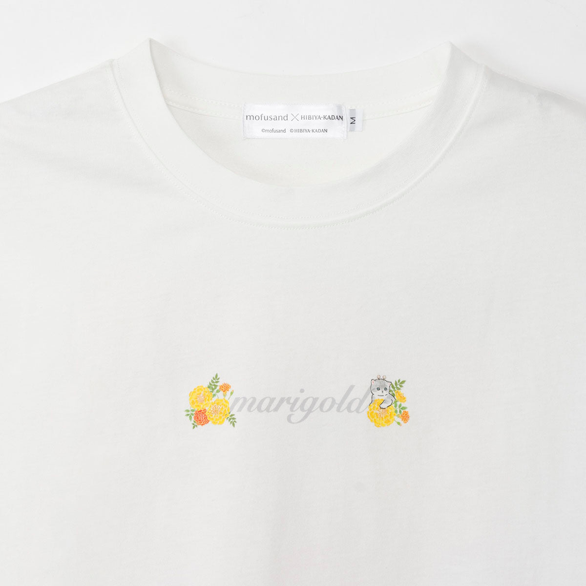Polera blanca Mofusand x Hibiya Kadan con caléndulas