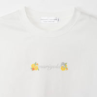 Polera blanca Mofusand x Hibiya Kadan con caléndulas