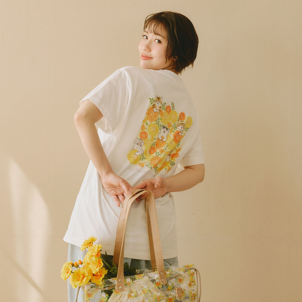 Polera blanca Mofusand x Hibiya Kadan con caléndulas