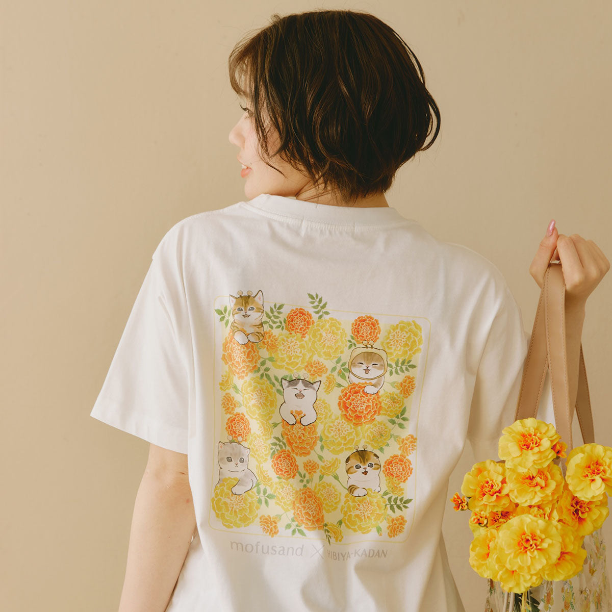 Polera blanca Mofusand x Hibiya Kadan con caléndulas