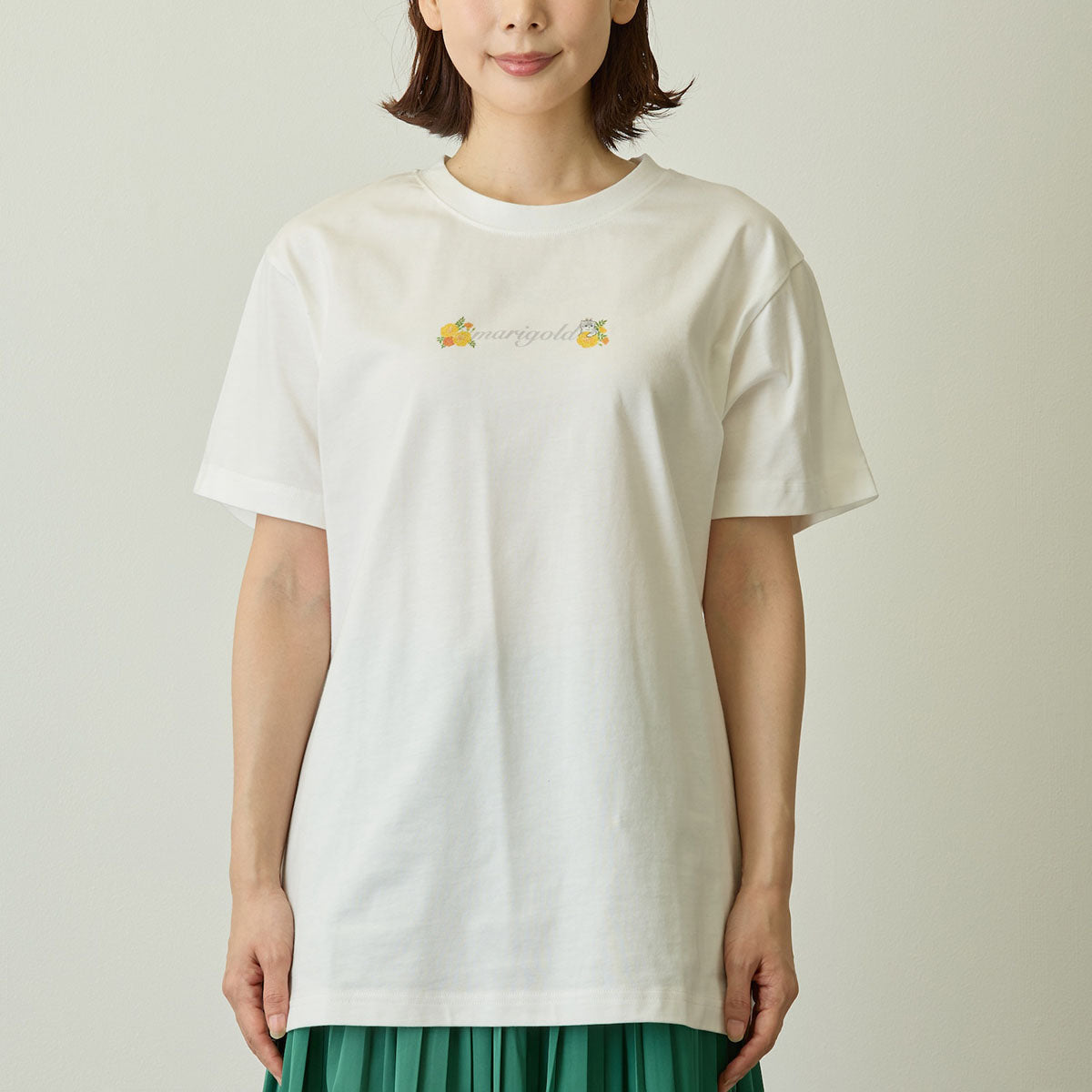 Polera blanca Mofusand x Hibiya Kadan con caléndulas