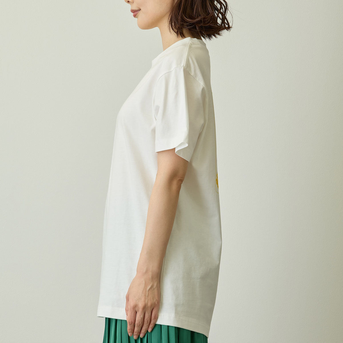 Polera blanca Mofusand x Hibiya Kadan con caléndulas