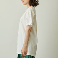 Polera blanca Mofusand x Hibiya Kadan con caléndulas