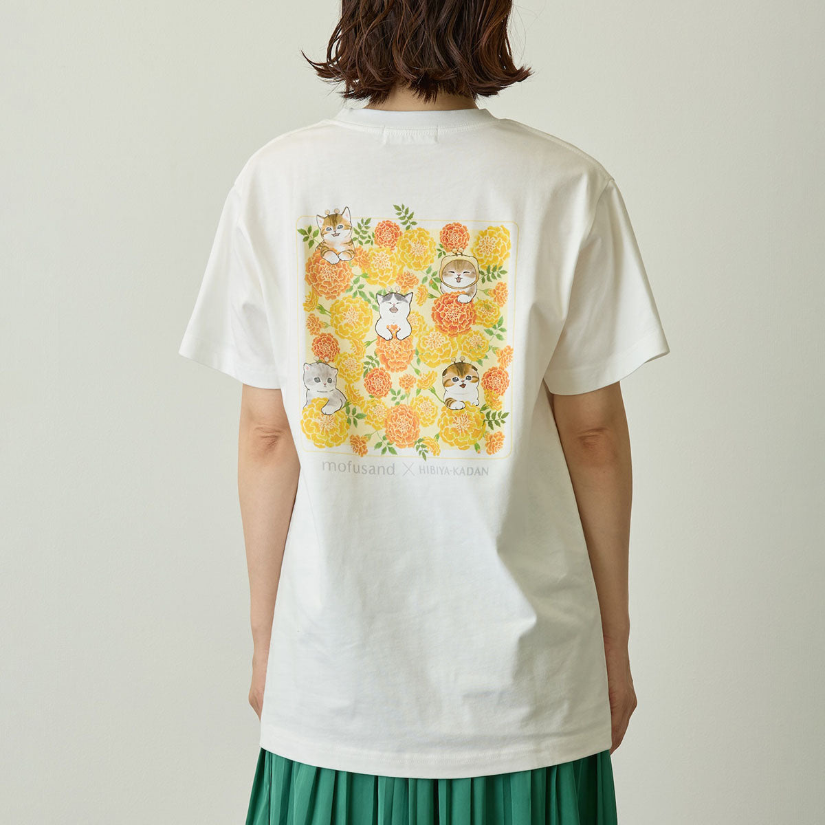 Polera blanca Mofusand x Hibiya Kadan con caléndulas
