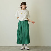 Polera blanca Mofusand x Hibiya Kadan con caléndulas