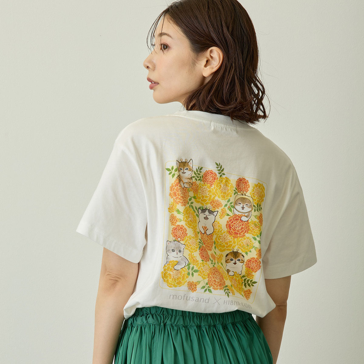 Polera blanca Mofusand x Hibiya Kadan con caléndulas