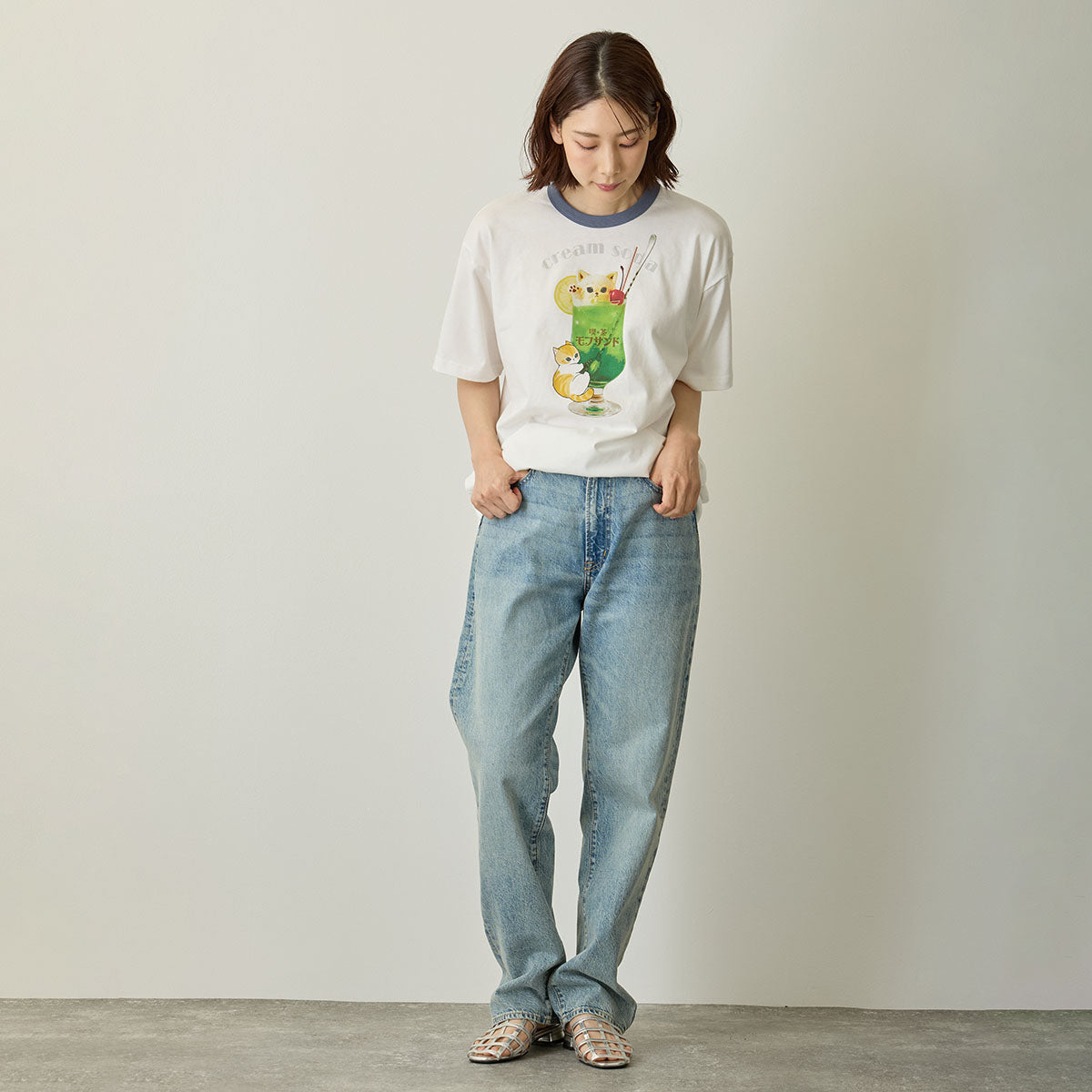 Polera blanca Mofusand con soda de melón