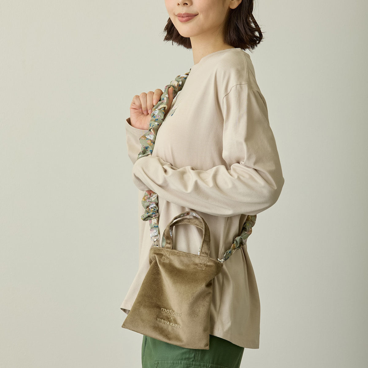 Minibolso reversible mofusand con hojas, color oliva