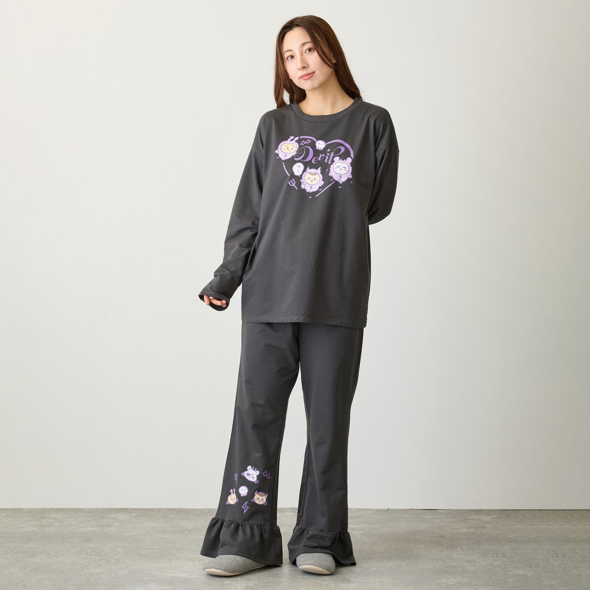 Pijama Chiikawa de demonios, gris carbón