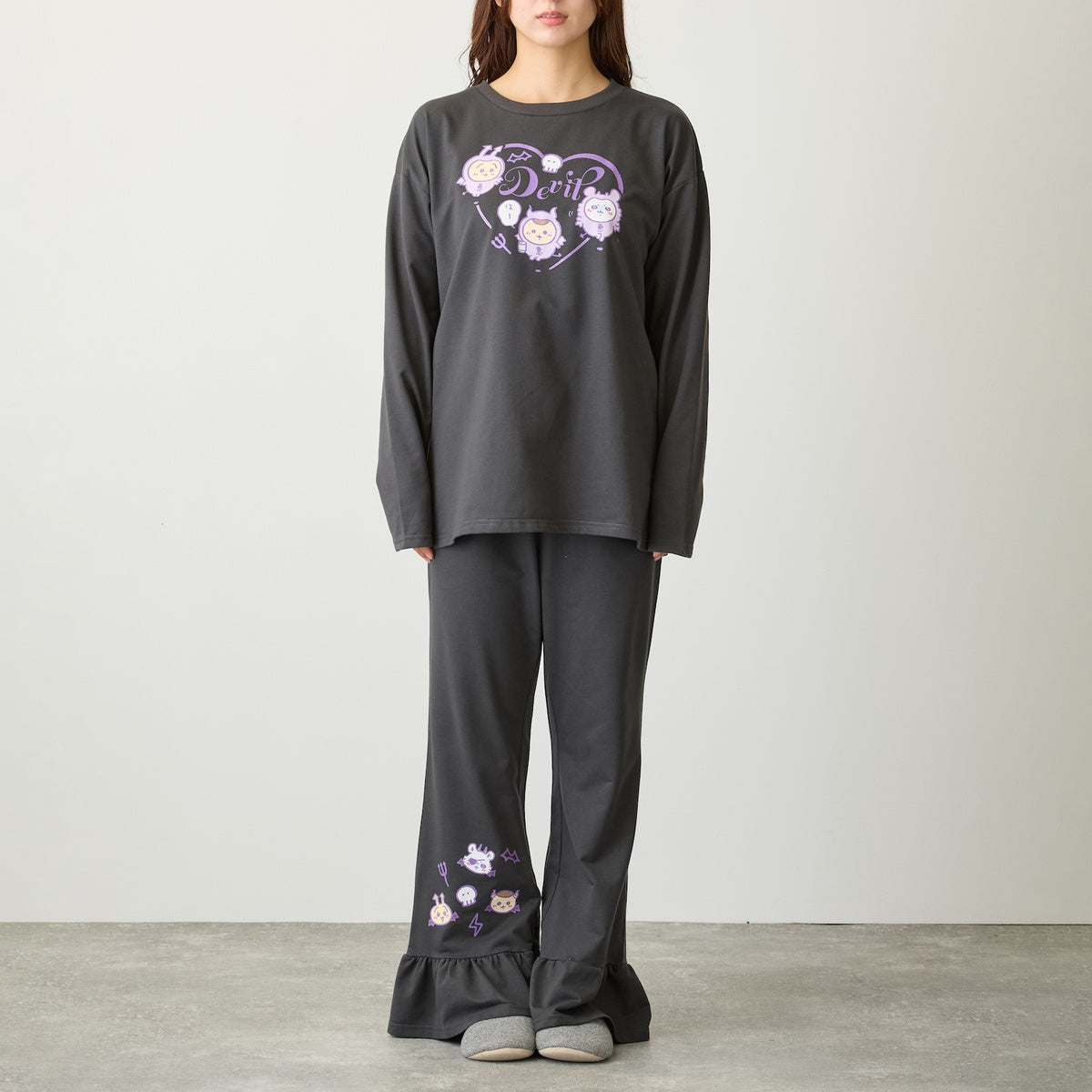 Pijama Chiikawa de demonios, gris carbón