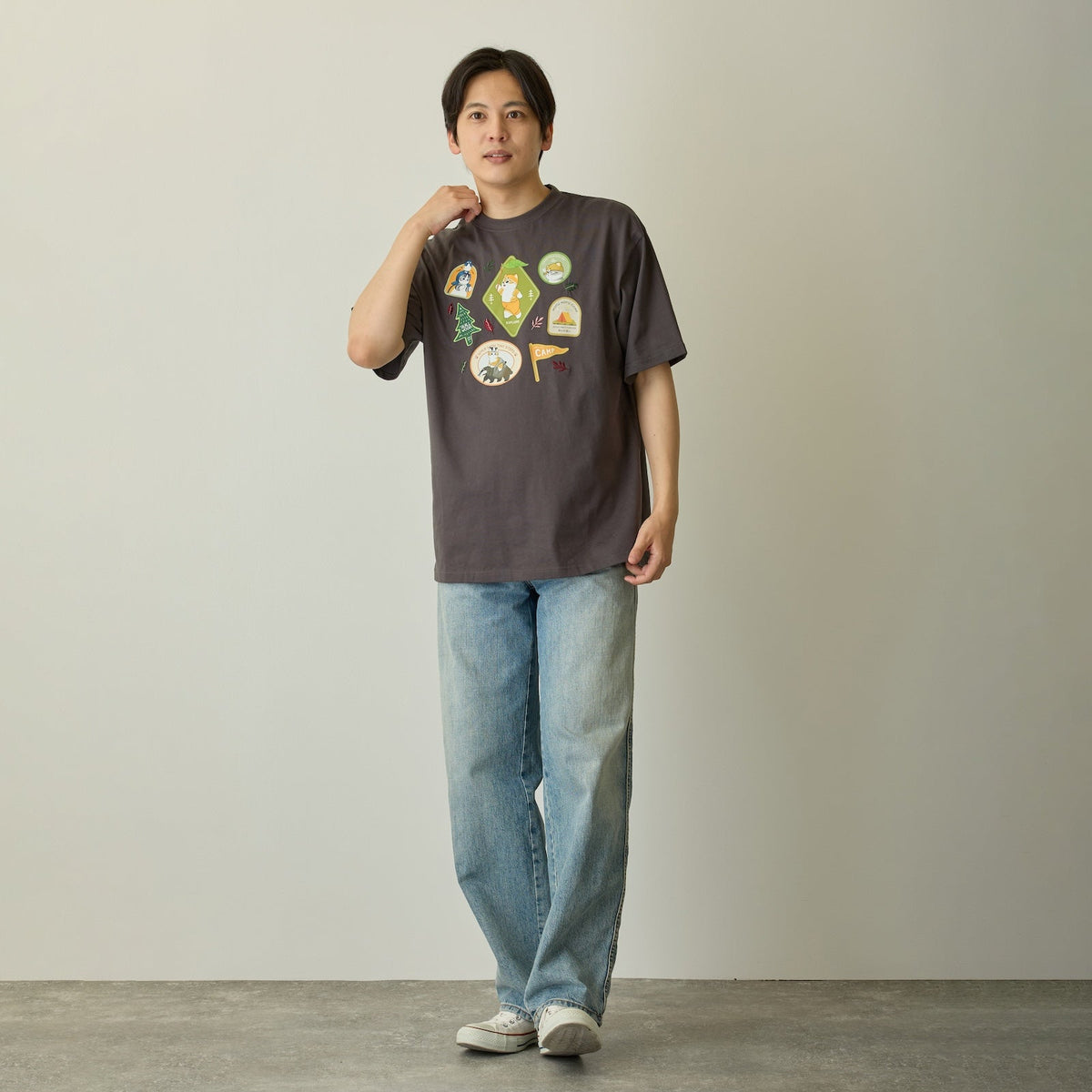 Polera mofusand WOODLANDS con diseño de stickers