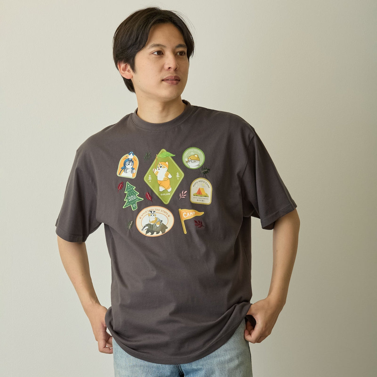 Polera mofusand WOODLANDS con diseño de stickers