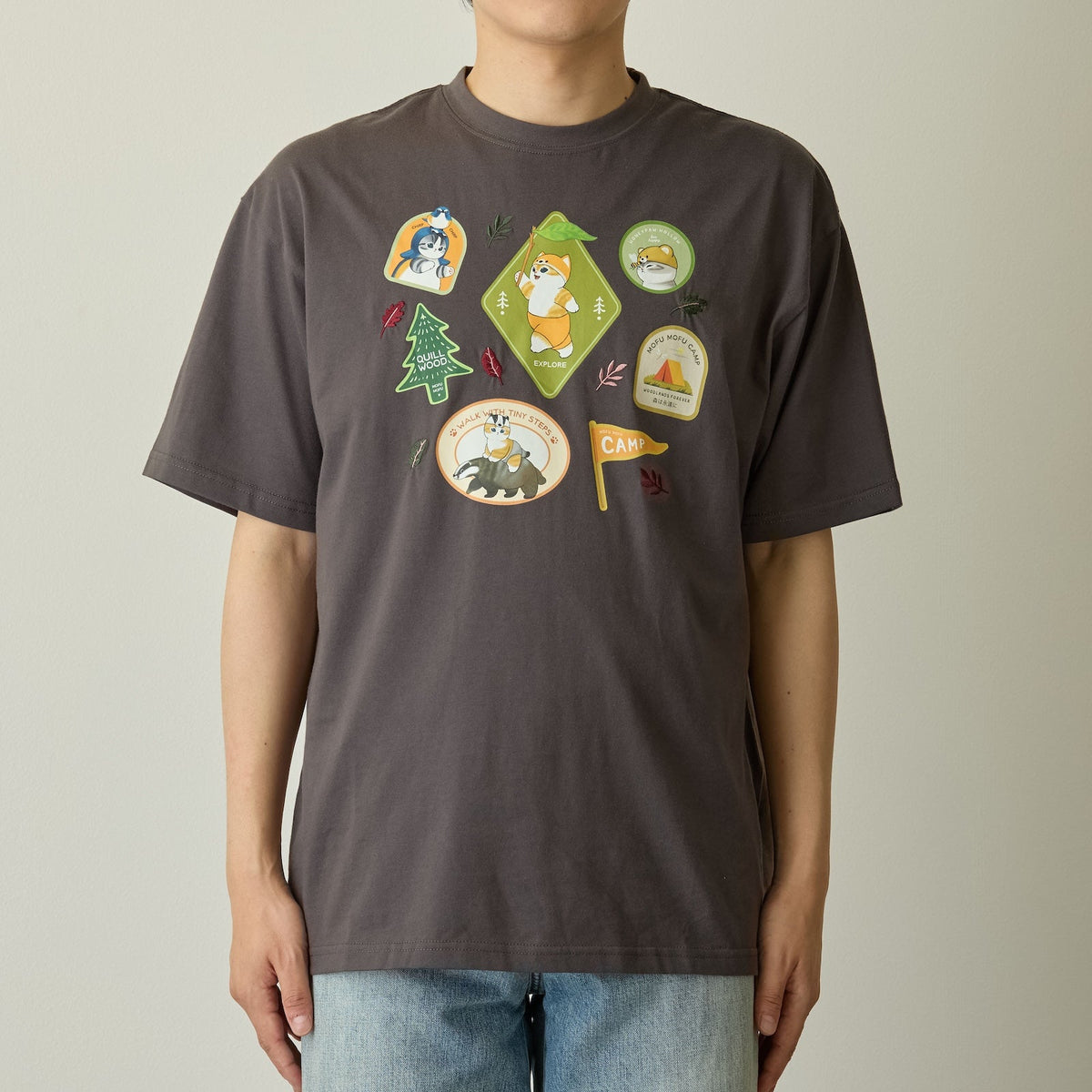 Polera mofusand WOODLANDS con diseño de stickers