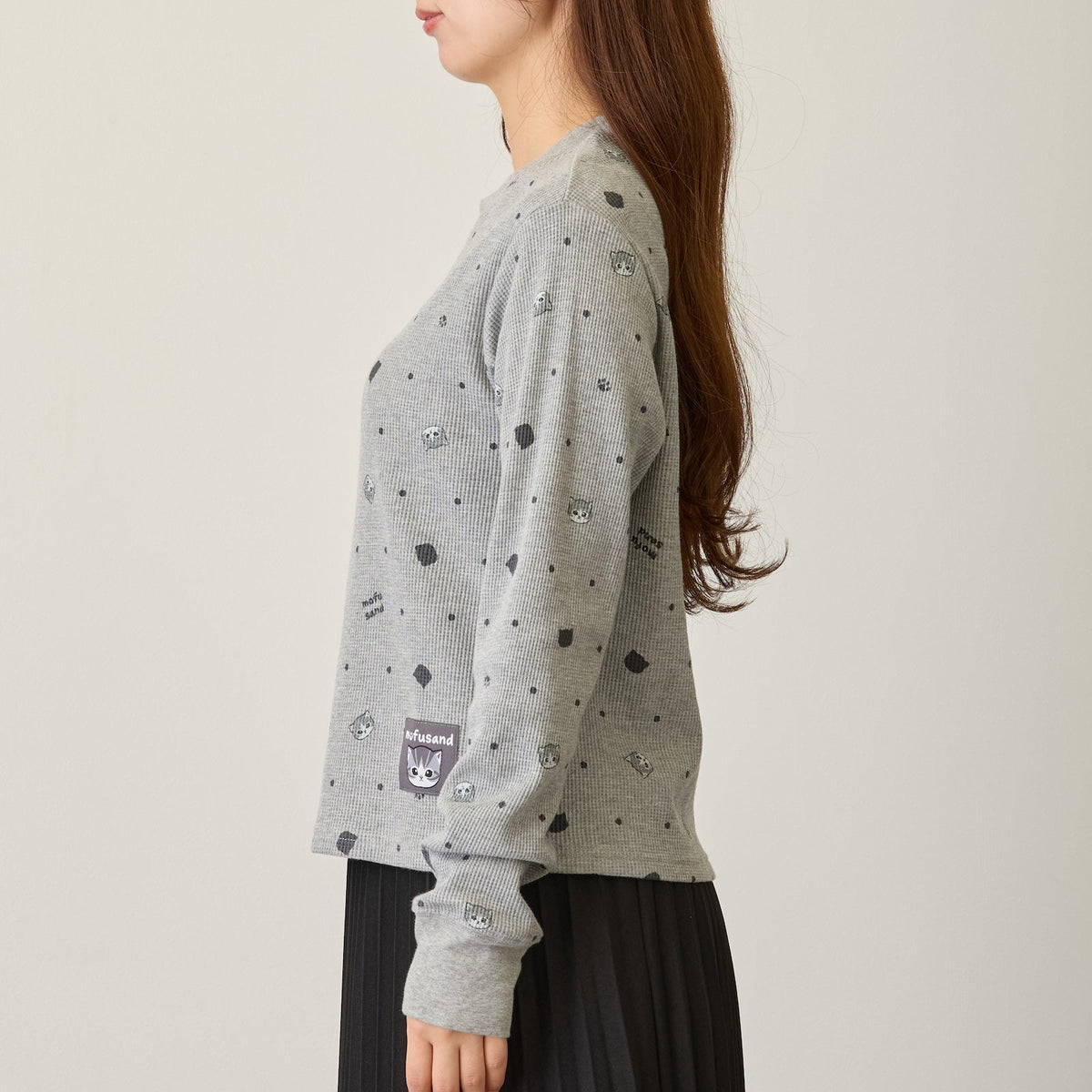 Polera waffle Mofusand gris con lunares