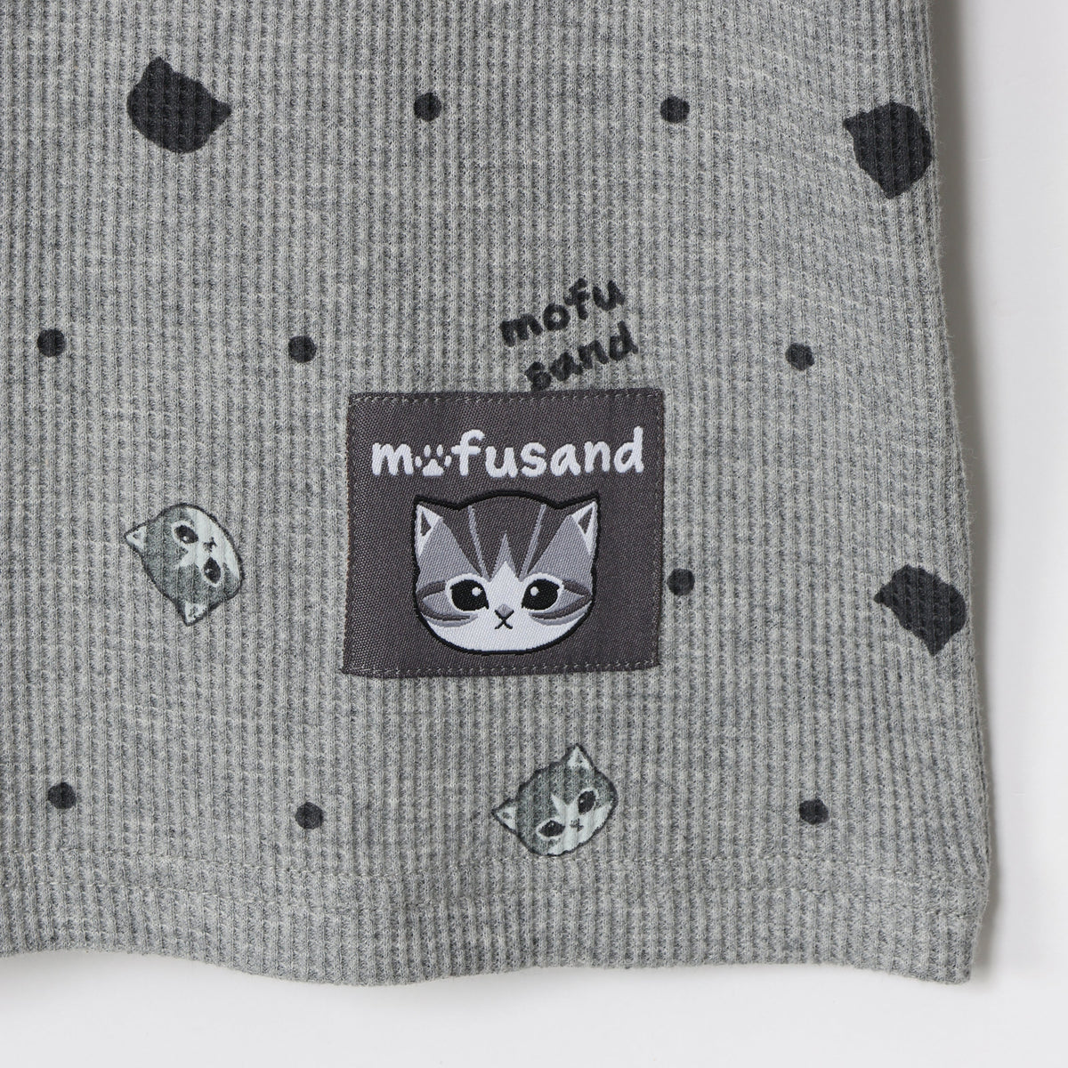 Polera waffle Mofusand gris con lunares