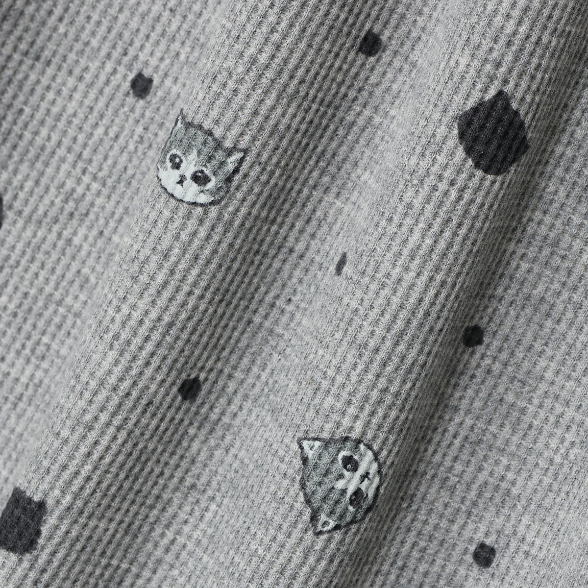 Polera waffle Mofusand gris con lunares