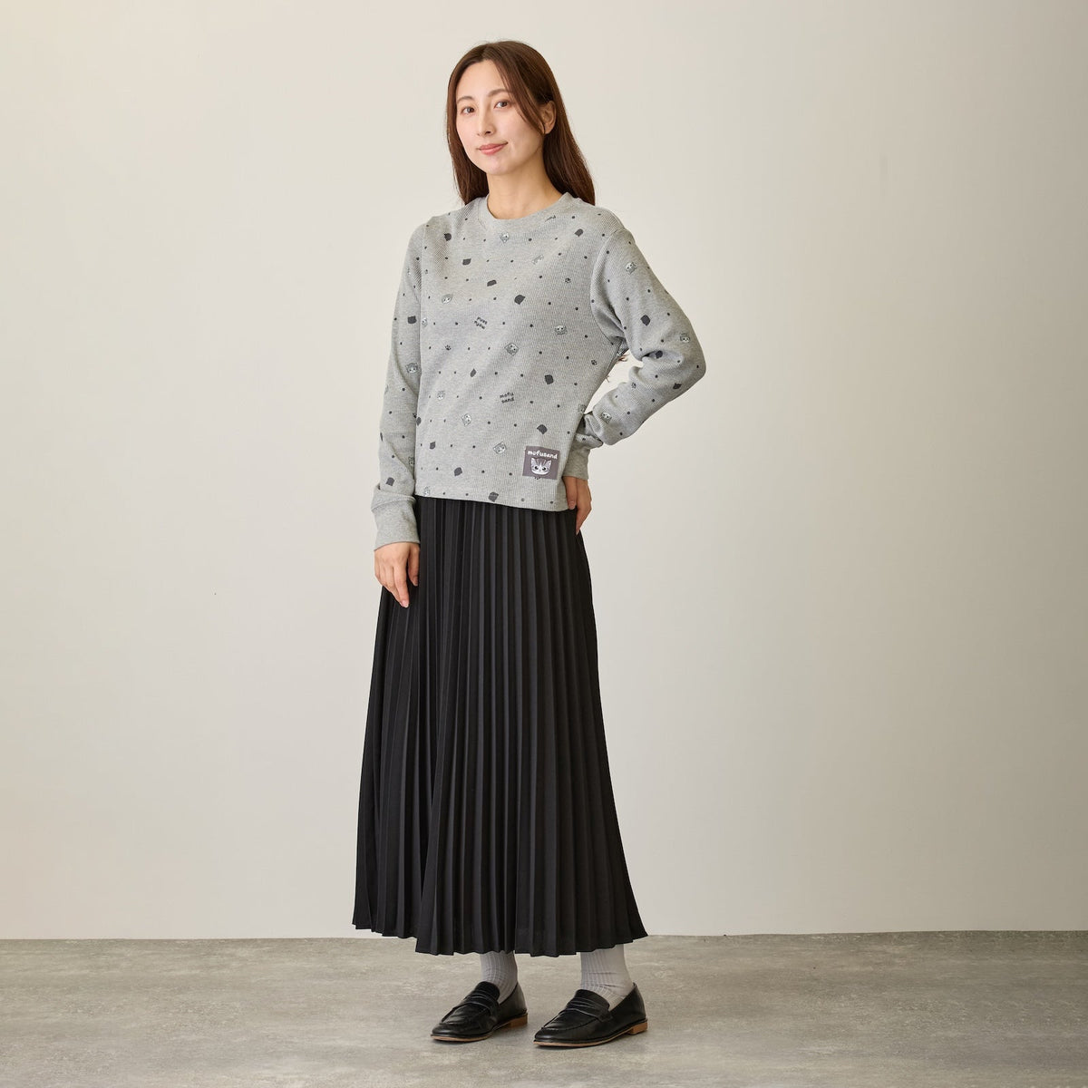 Polera waffle Mofusand gris con lunares